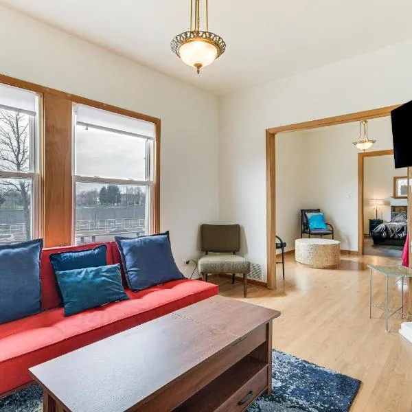 8 Mi to Chicago Oak Park Home with Fenced Backyard!, hotel in Oak Park