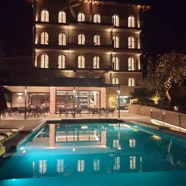 Hotel Al Caminetto WorldHotels Crafted Adults Only: Torri del Benaco'da bir otel