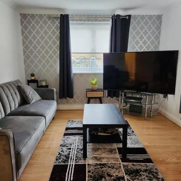 Spacious Ground floor 2 bedroom 2 Bathroom Flat in Hatfield near Hertfordshire University Private Car Park Sleeps 5-6, хотел в Хатфийлд