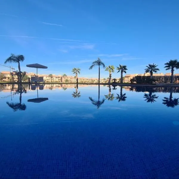 mini-villa situee dans une residence Prestigia à Marrakech, avec une vue sur la piscine et le golf une securite 24h sur 24 et une proximite ideale de l aeroport 5 minutes C est une offre parfaite pour des vacances, Hotel in Marrakesch