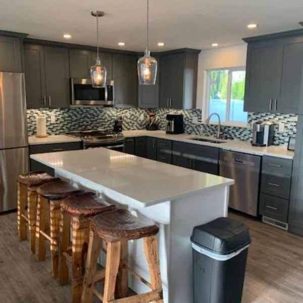 Updated Spacious Home & Hot Tub, hotel in Spokane Valley