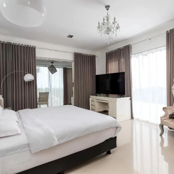 SunnyRent. Luxury TJ White Villa & Room, hotel in Ungasan