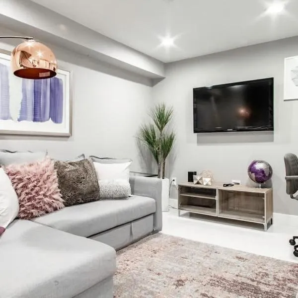 Centrally-Located Well-Decorated Solar-Powered, hótel í Washington