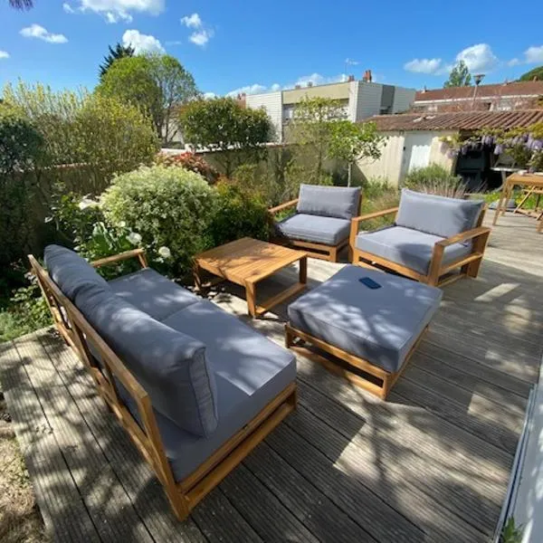 MAISON CENTRE VILLE AVEC JARDIN , TERRASSE, et GARAGE VELOS, hôtel à La Rochelle
