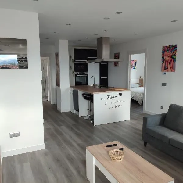 Piso de tres habitaciones a 50m de la playa, hotel v destinácii Santoña