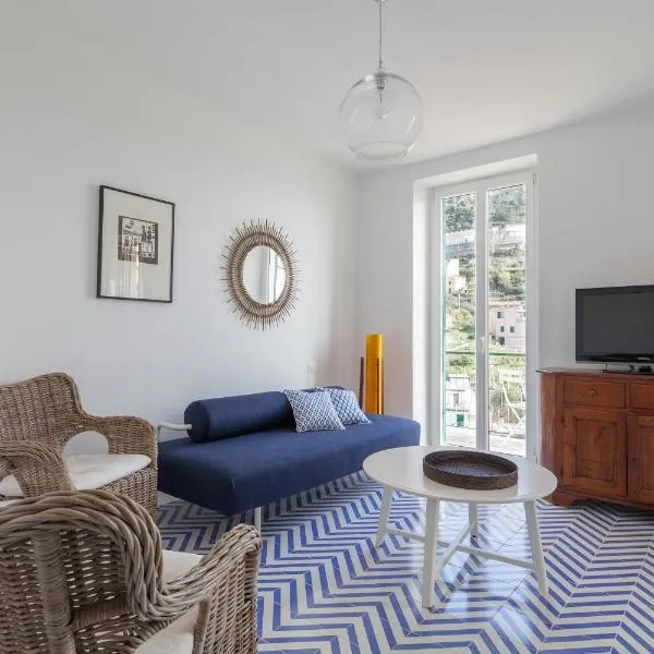 "San Giovanni Apartment" with Seaview terrace, 2 Aircondo BDR, 3rd floor, from Train Station dock an elevator takes to the upper walking road, 200mt to home, if by car your Free Private Garage is 200mt far, hôtel à Riomaggiore