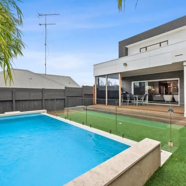 Waterways Luxury Poolside Retreat in Prime Location, hotel in Ocean Grove