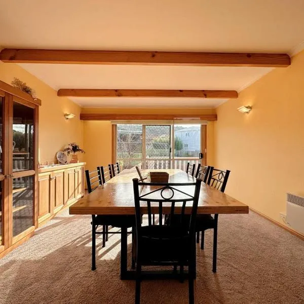 Howrah에 위치한 호텔 Tranquil Sunlit Retreat close to CBD and Airport