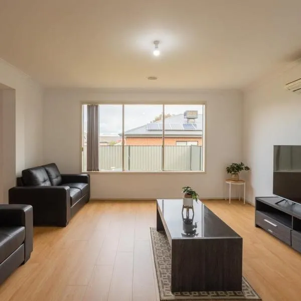 Relaxing Family Home in the heart of Tarneit، فندق في Tarneit