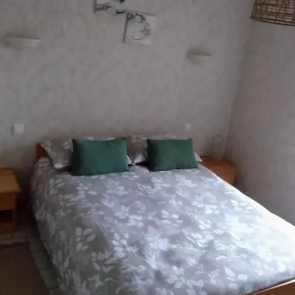 Chambre lit double, Salon, cuisine, jardin, hôtel à Couze-et-Saint-Front