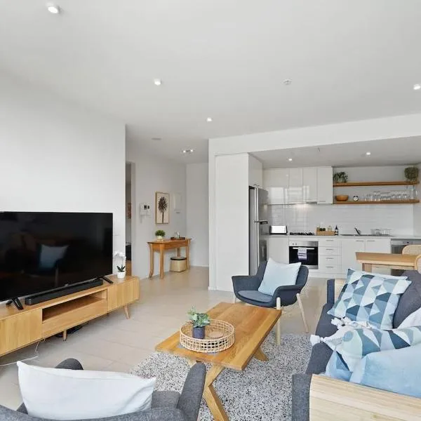 A River-side 2bdm Footscray Oasis + Parking, hotel in Melbourne