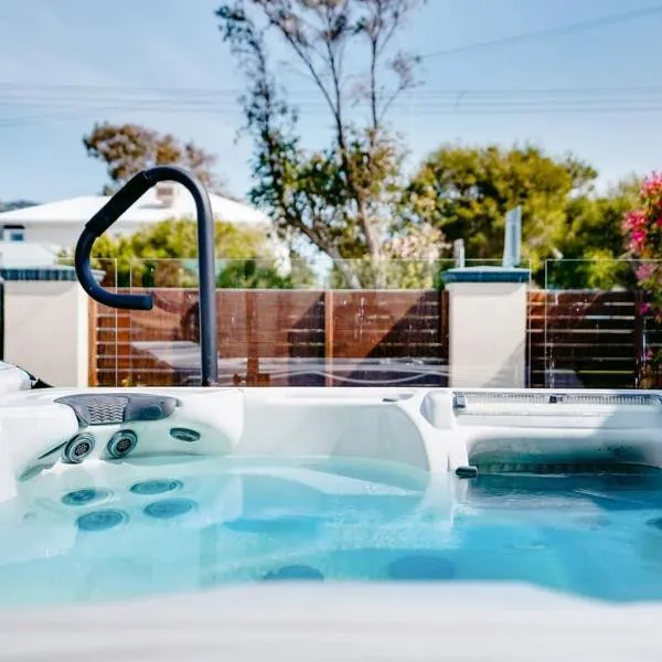 Invigorating Dromana Seaside Retreat w private spa, hotel in Dromana