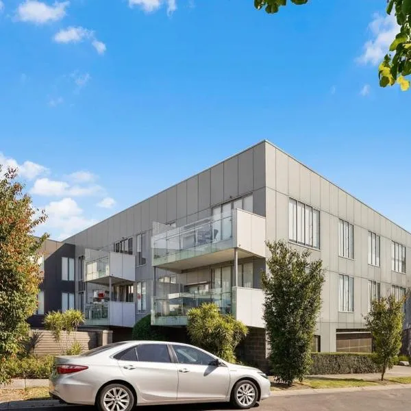 Trendy Burwood Lifestyle and Location with parking, hotel in Burwood