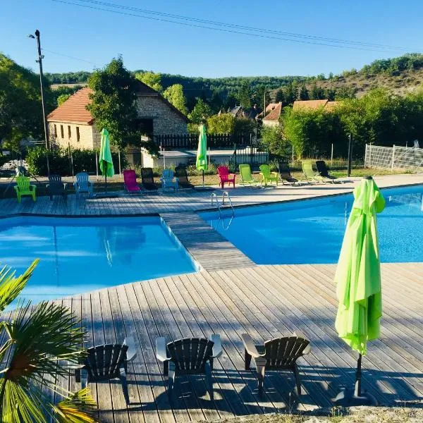 La Colline aux Chalets, Jaccuzi, Sauna, hótel í Saint-Chamarand
