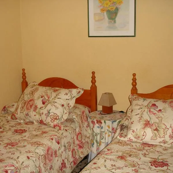 Hostal Puerta Bonita Vista Alegre, hotel en Madrid