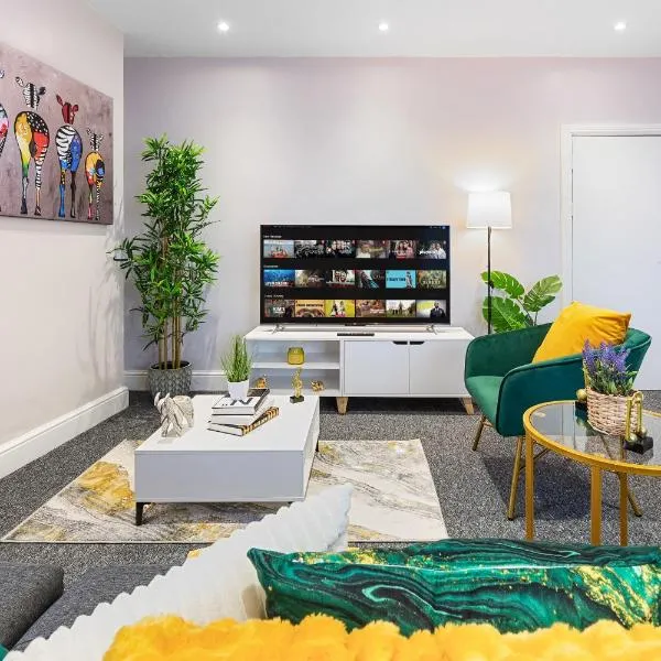 Modern and spacious 2-Bedroom London Flat - King Bed- Sleeps 6 - Parking Available - Instant Book & self check-in, hotel i Barnet