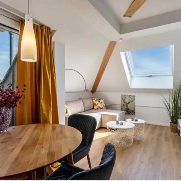 Terralpin Apartments - Charmante DG Wohnung mit Balkon, hotel v destinaci Bruckmühl
