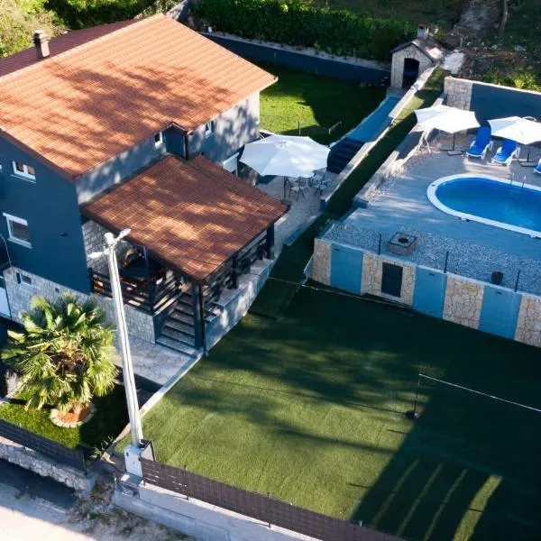 Villa Apa, hotel a Runović