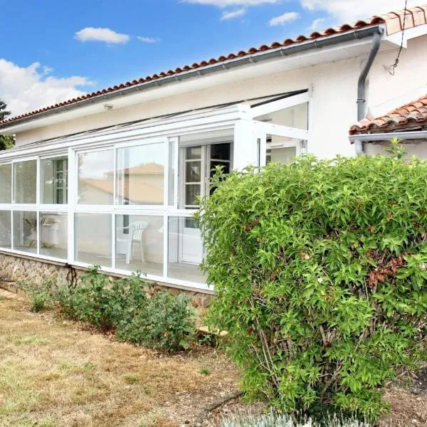 Maison de 3 chambres avec jardin amenage a Montbron, hotel in Vouthon