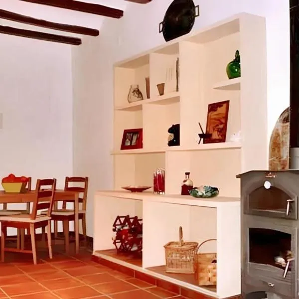 One bedroom apartement with furnished terrace and wifi at Tolva, hotel in Benabarre