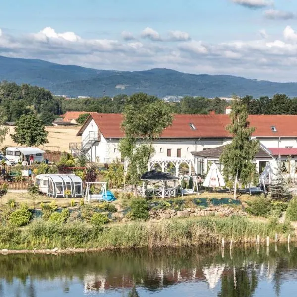 Forteca, pokoje gościnne nad stawem โรงแรมในGola Dzierżoniowska