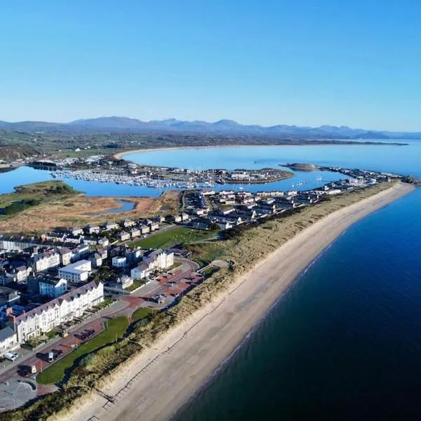 Beach Front Apartment, hotel v destinaci Pwllheli