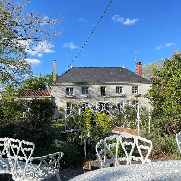 Chambre de charme dans un jardin de 1500m2, hotel in Nueil-sur-Layon