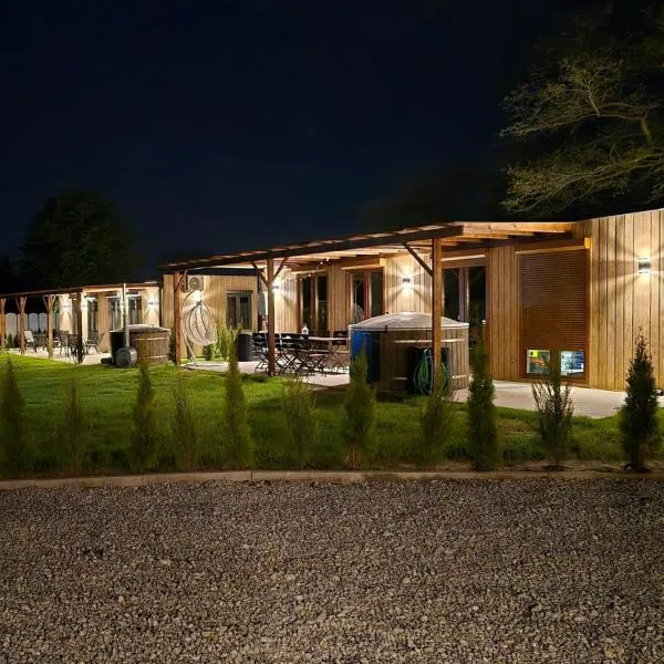 Nowy York - Sauna - Jacuzzi - Najczystsze jezioro PL - SPA - STYRUŚ, hotel v destinácii Giewartów