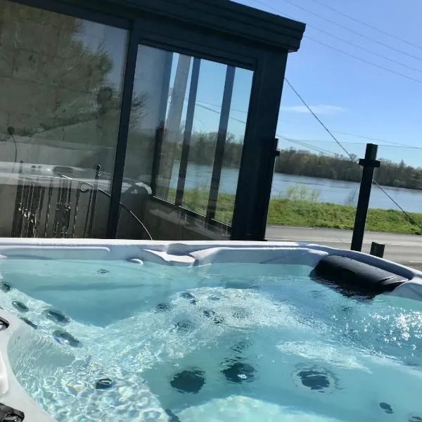 Jacuzzi et Vue sur Loire - Maison d'hôtes L'Odyssée, hotel em La Chapelle-sur-Loire