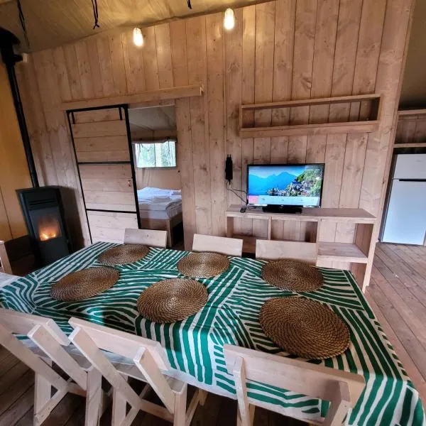 Heated & brand new Forestlodge, hotell i Renesse