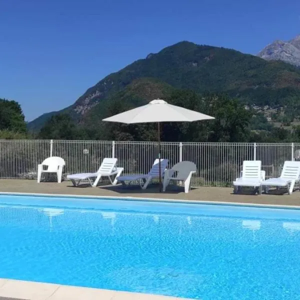 Cosy du Birdie Logement 4 pers avec piscine, hotel in Giez