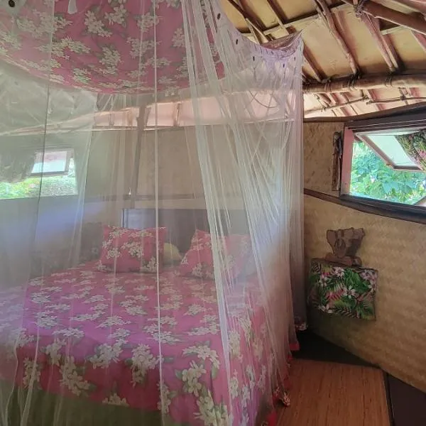 Location " la Pirogue " Maison d'Hôtes à Moorea، فندق في آبيتي