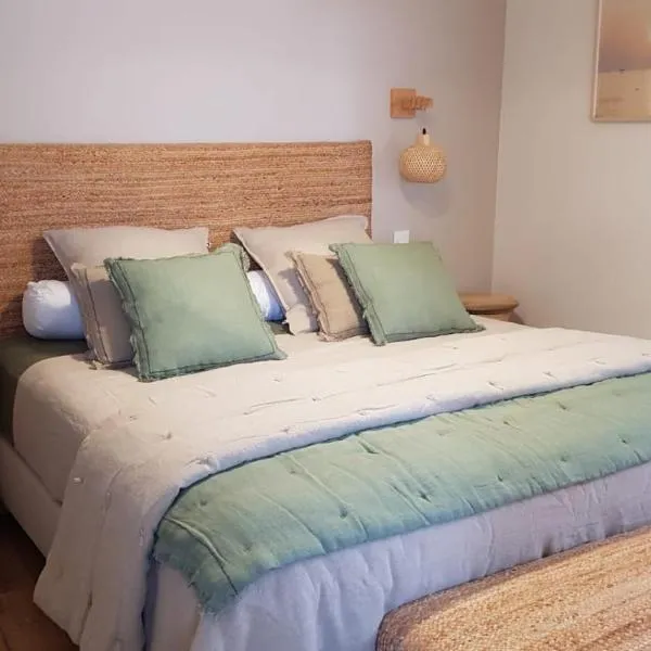 Les chambres d'hôte de la Maison de France – hotel w mieście Mèze