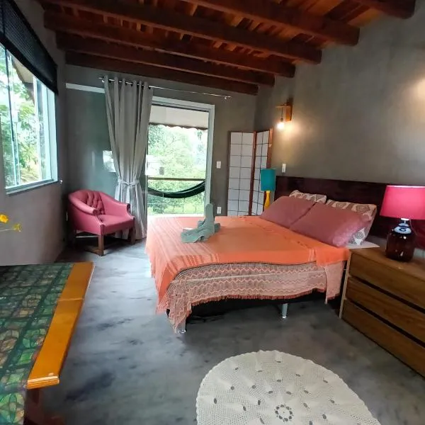Suíte em Lumiar - Hospedaria Casa Quíron, hotel in Lumiar