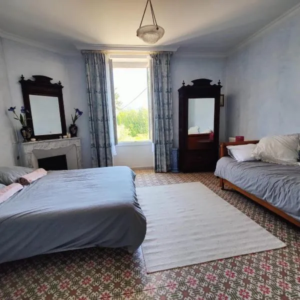 Chambre 3 personnes avec salle de bain dans mas du Lubéron, хотел в Robion en Luberon