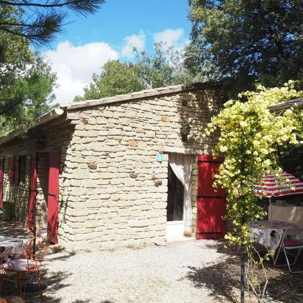 Chalet by Mont Ventoux with Stunning Views, hotel em Bédoin
