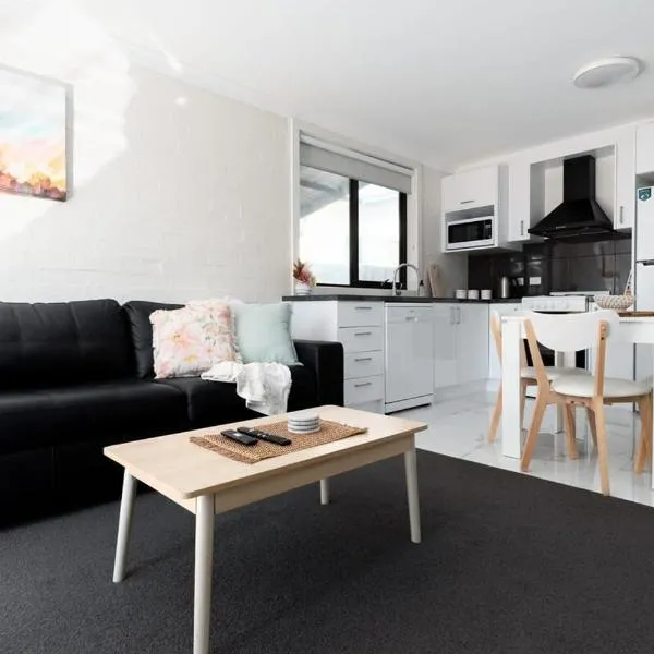 Riverside Gem with Parking and WiFi, hotel en Alanvale