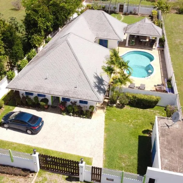The Heart Villa, Exquisite Pool to Relax & Unwind, hotel v destinaci Golden Grove