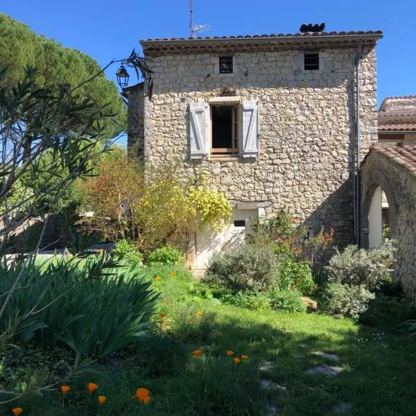 Gîte des pins, hotel v destinaci Saint-Maurice-dʼIbie