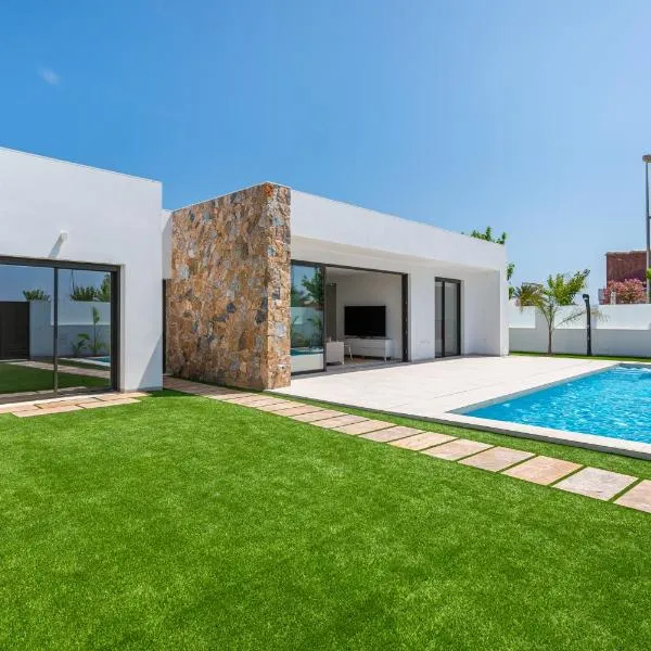 Luxury Villa Pilar De La Horadada, hotel v destinaci Pilar de la Horadada