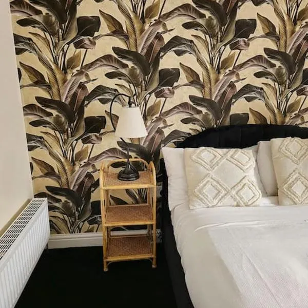 Spacious Home for Longer Stays - Contractors & Relocators Welcome, hotel a Heeley