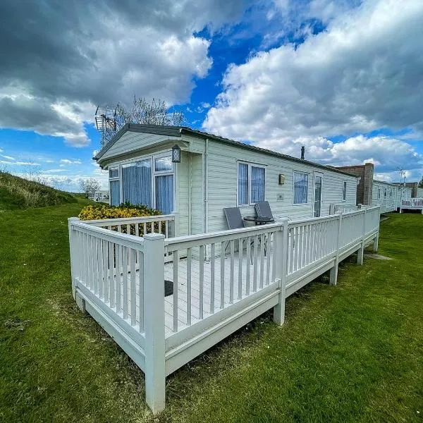 Superb Caravan With Decking And Free Wifi At Naze Marine Park Ref 17236c, hotel sa Walton-on-the-Naze