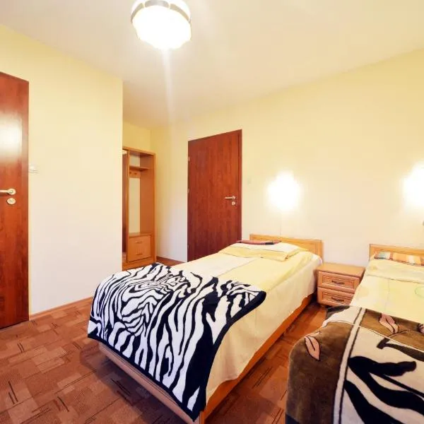 Pokoje ŁÓDŹ "Helenówek", Parking, hotel di Łódź