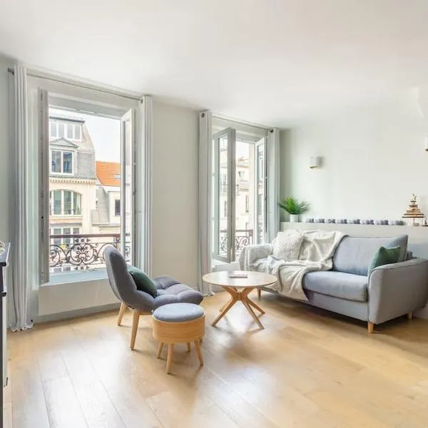 Bastille nest in Paris