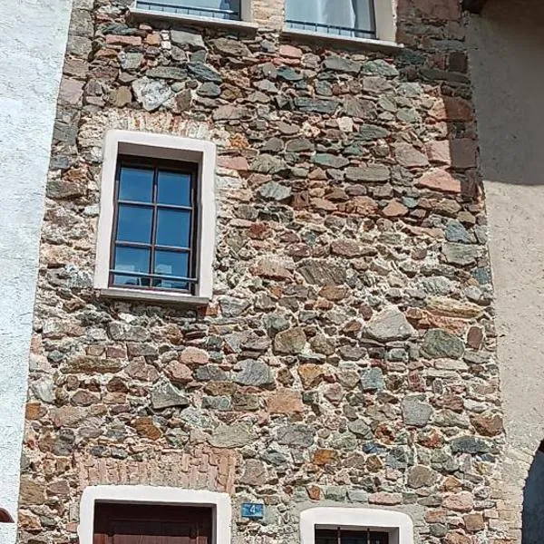 Antica torre del castello Casa Ceresiana, hotel v destinaci Carabietta