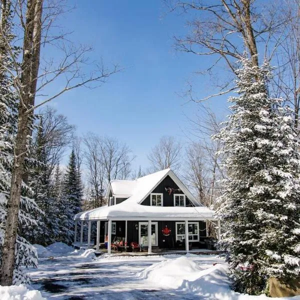 The Hidden Porch at Sir Sam's (hot tub & sauna), hotel v destinaci Haliburton