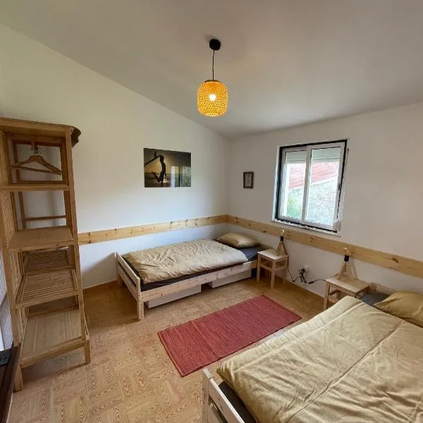 Little Hikers Hostel, hotel v destinaci Raposeira