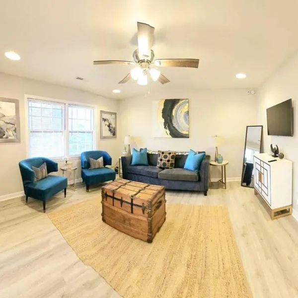 Chic Oasis: 3BR, 2BA, Private Deck, hotell i Charleston