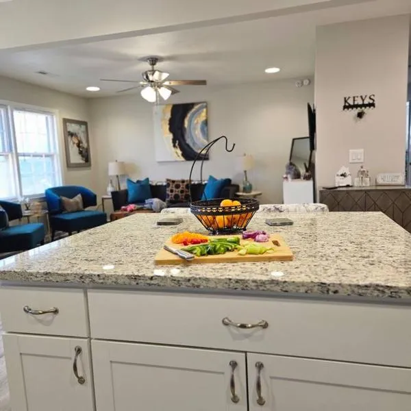 Chic Oasis: 3BR, 2BA, Private Deck, hotel v destinaci Charleston