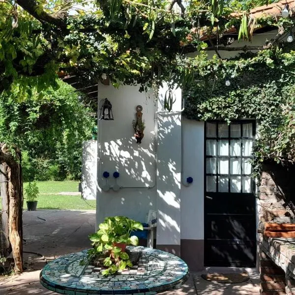 Casa de Huéspedes Muñiz sobre parque de 1000m2, 1 dormitorio, 20m2 cubiertos, baño con ducha, pileta cilíndrica de 3x076, hotel v destinaci Muñiz